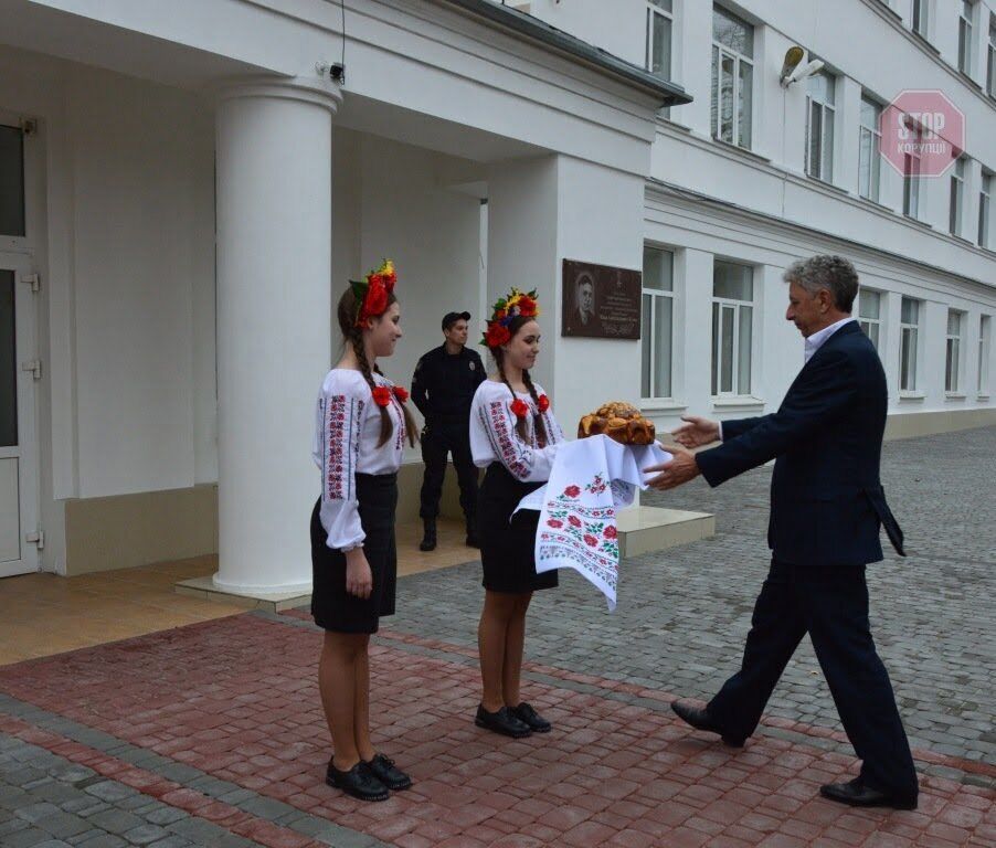 Як у Херсоні школяри на морозі в одних сорочках зустрічали Бойко
