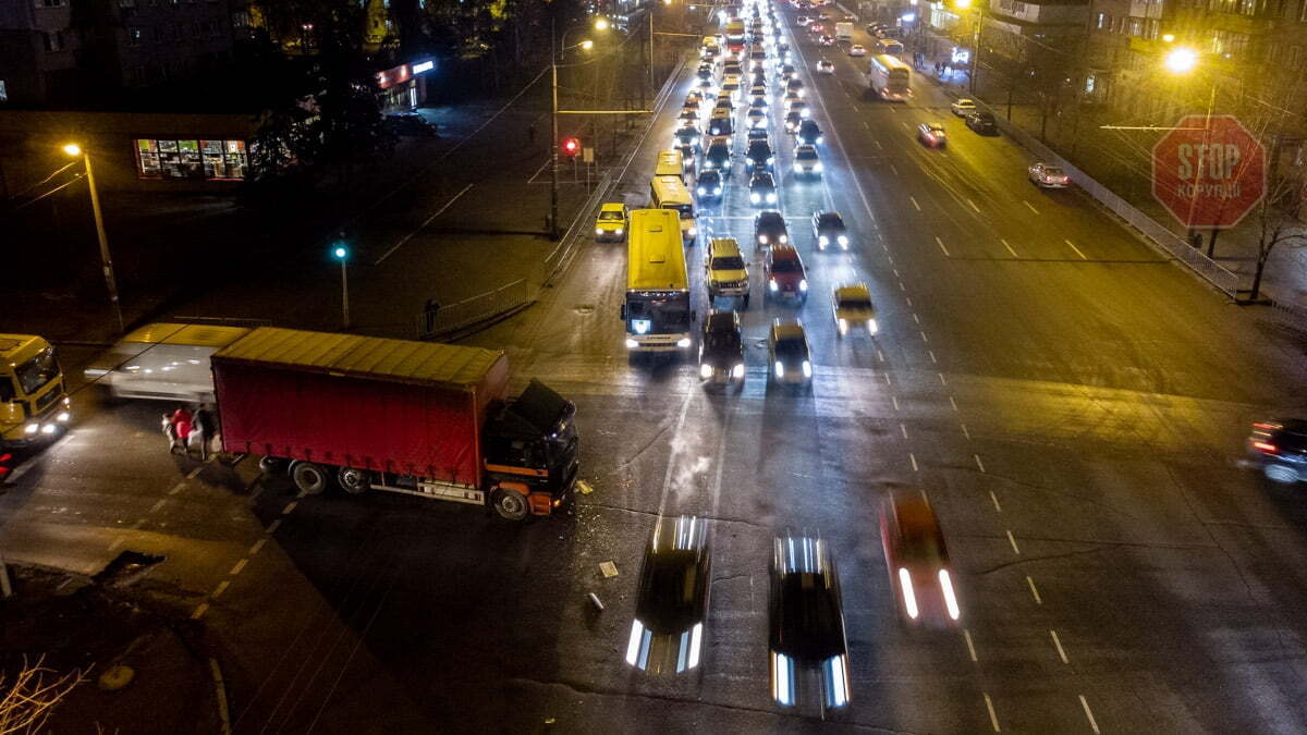 У Дніпрі величезна фура в'їхала в маршрутку з пасажирами, є постраждалі (фото)
