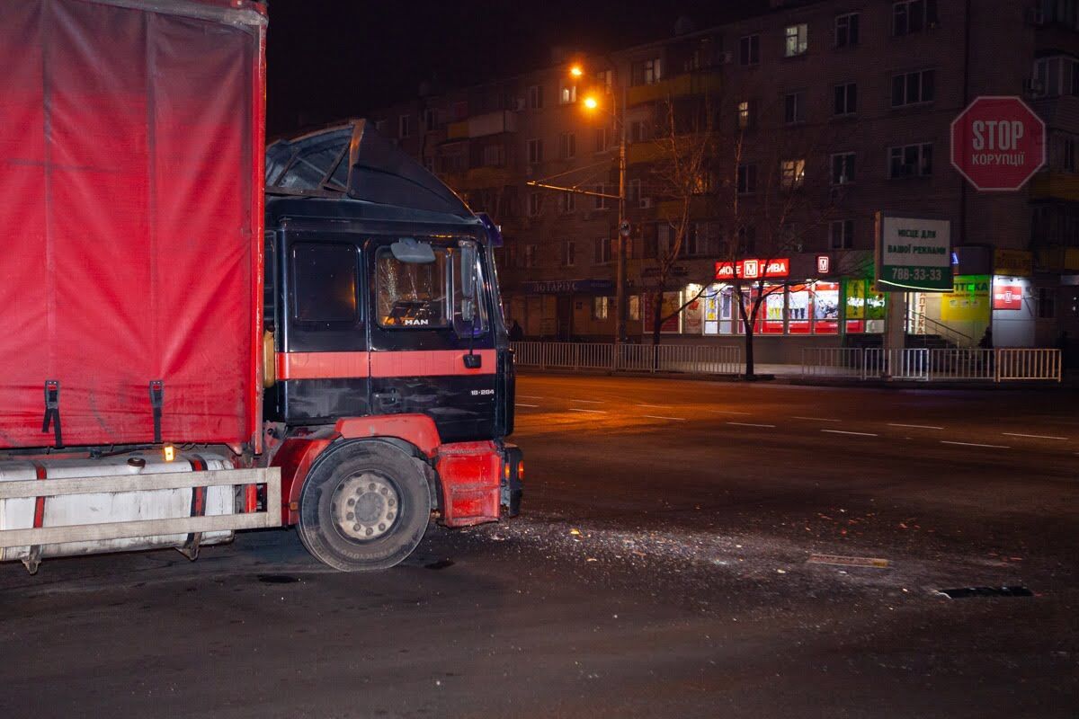 У Дніпрі величезна фура в'їхала в маршрутку з пасажирами, є постраждалі (фото)