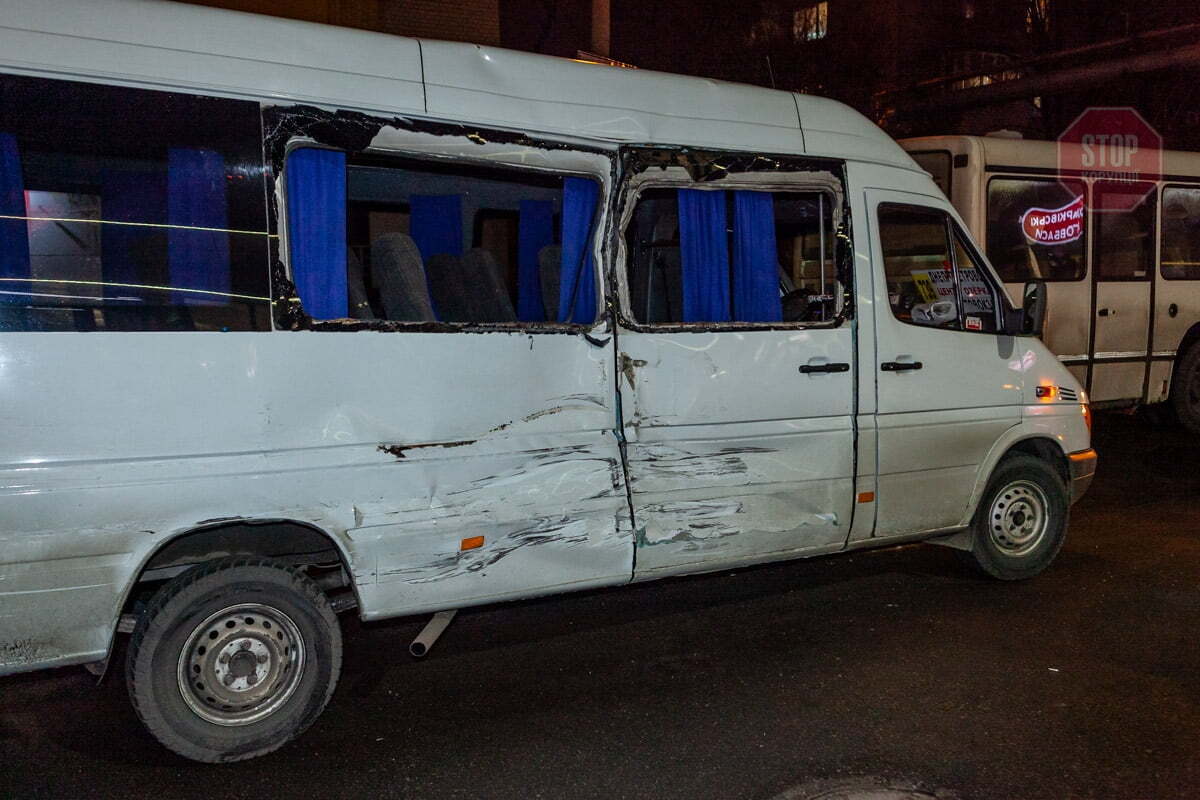 У Дніпрі величезна фура в'їхала в маршрутку з пасажирами, є постраждалі (фото)