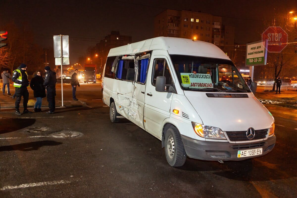 У Дніпрі величезна фура в'їхала в маршрутку з пасажирами, є постраждалі (фото)