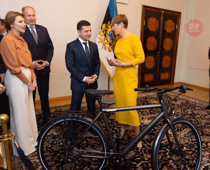 Політолог пояснив, чому в Естонії Зеленському подарували велосипед
