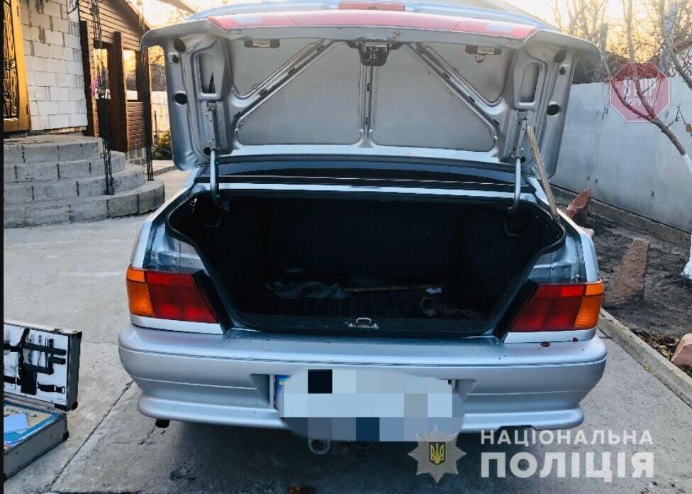 Бив битою по голові та палив газовою лампою: на Київщині поліція затримала ревнивця (фото)