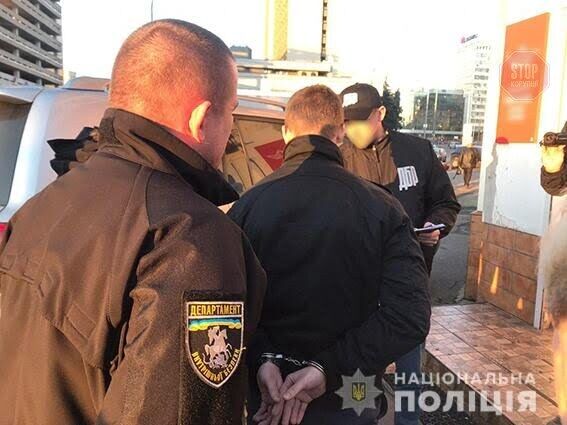 У столиці поліцейські заарештували “товарища по службі” через хабарництво (фото)