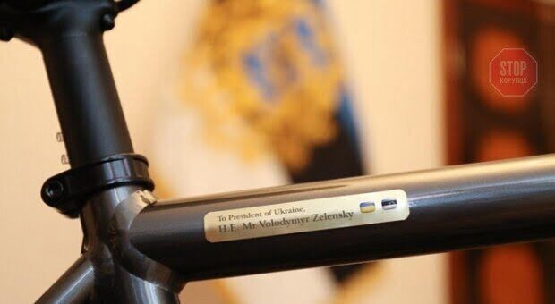 Жарт року: президент Естонії подарувала Володимиру Зеленському велосипед (фото)
