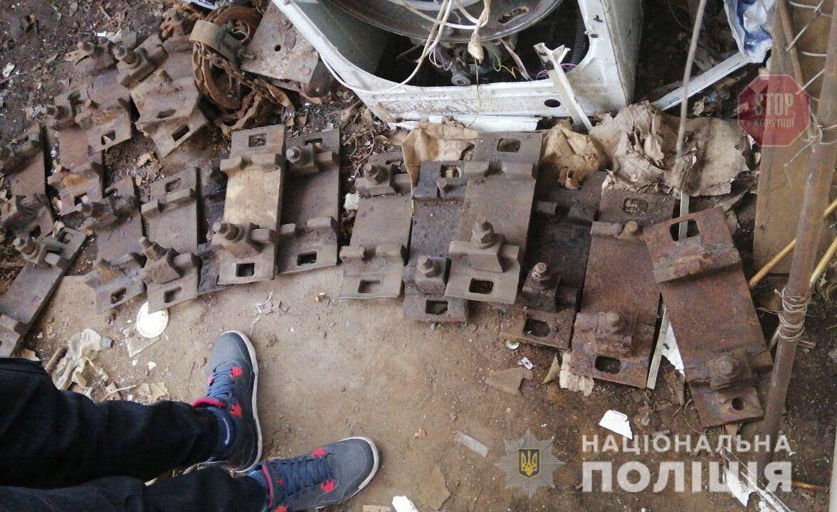 Приймають все: у незаконному пункті прийому брухту на Дніпропетровщині поліція виявила запчастини до залізничних конструкцій (фото)
