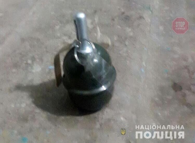 У Запоріжжі на двері квартири невідомі повісили гранату РГД-5 (фото)