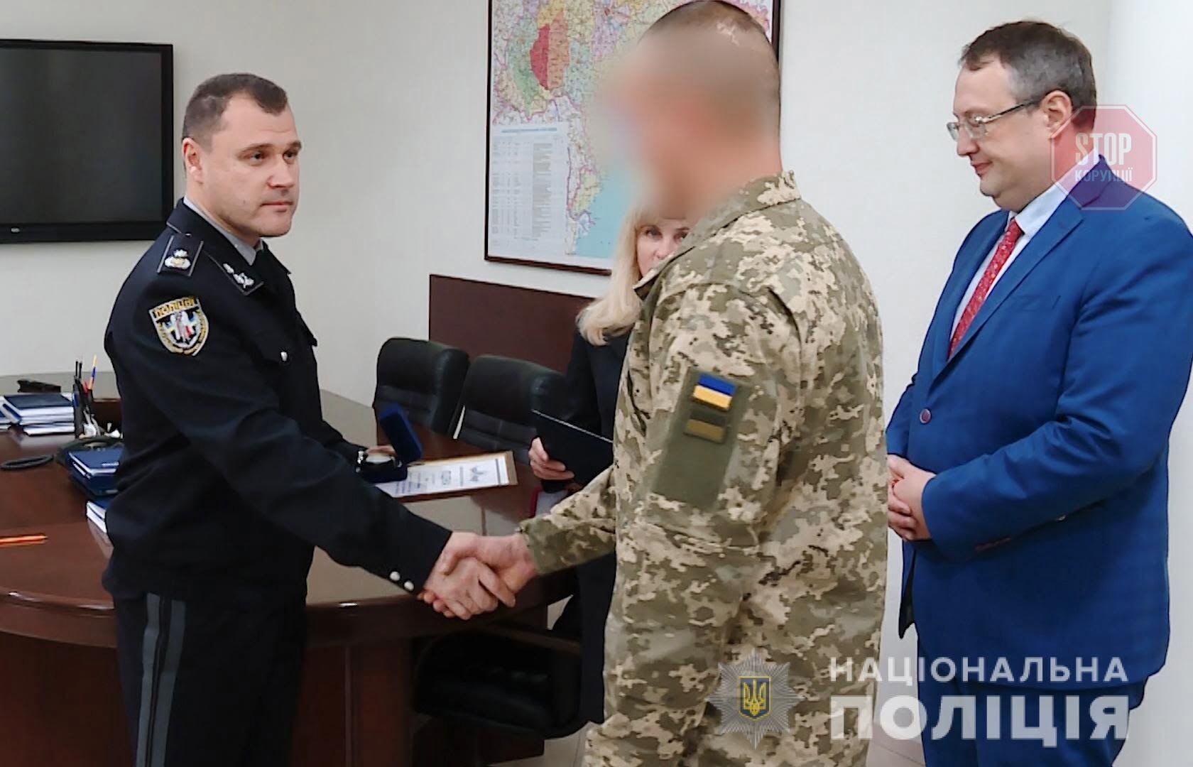На Хмельниччині нагородили військового, який врятував собаку від катування (відео)