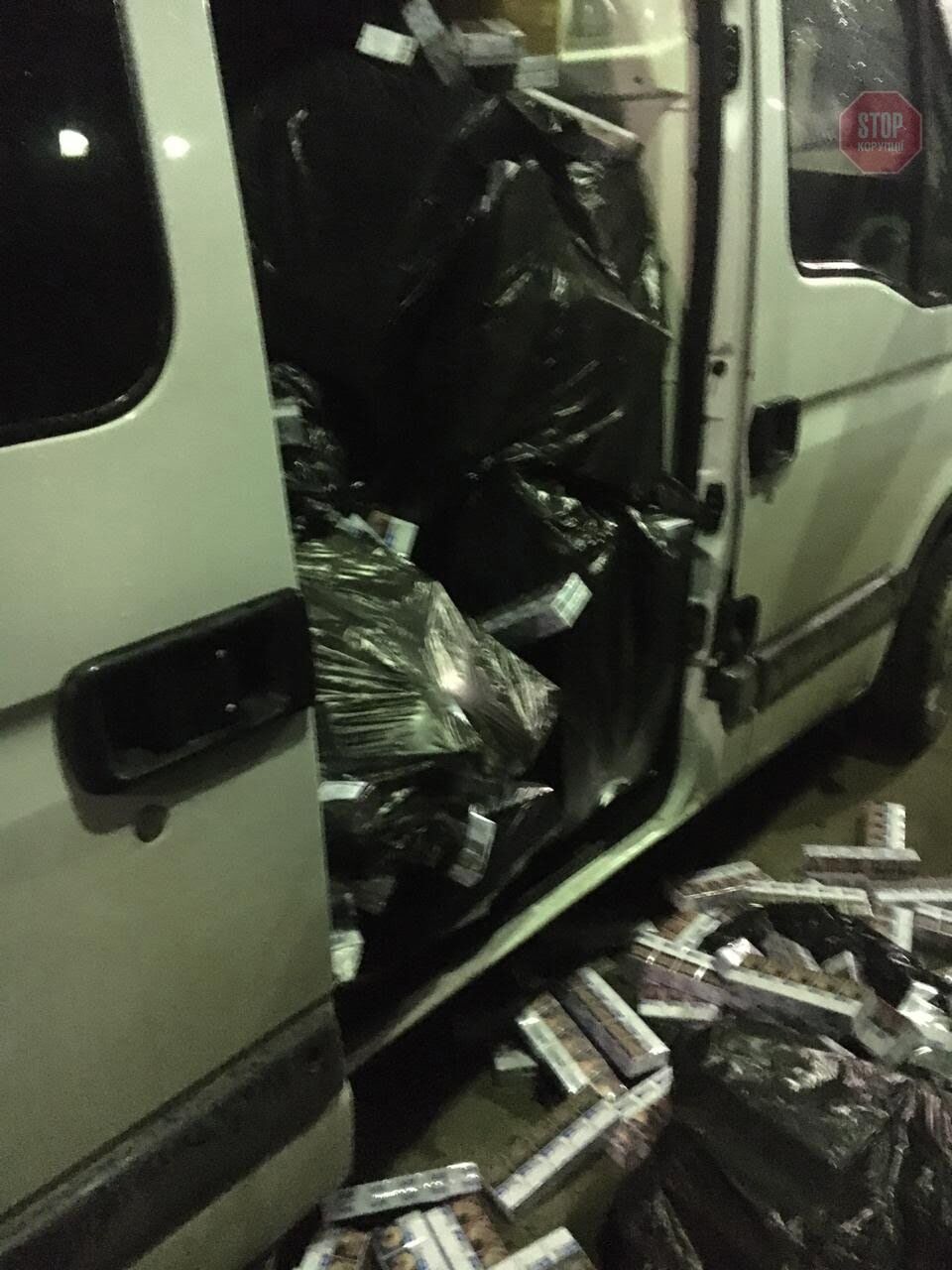 На Волині прикордонники затримали мікроавтобус з великою контрабандою цигарок (фото)