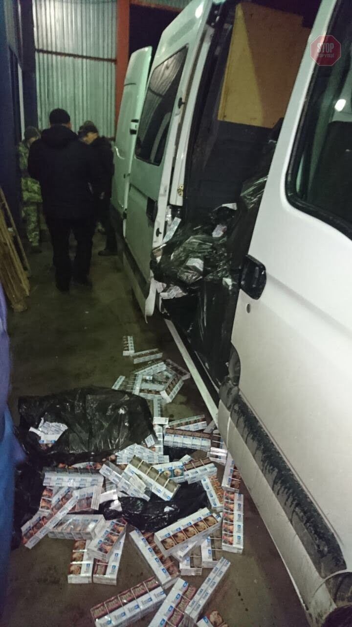 На Волині прикордонники затримали мікроавтобус з великою контрабандою цигарок (фото)