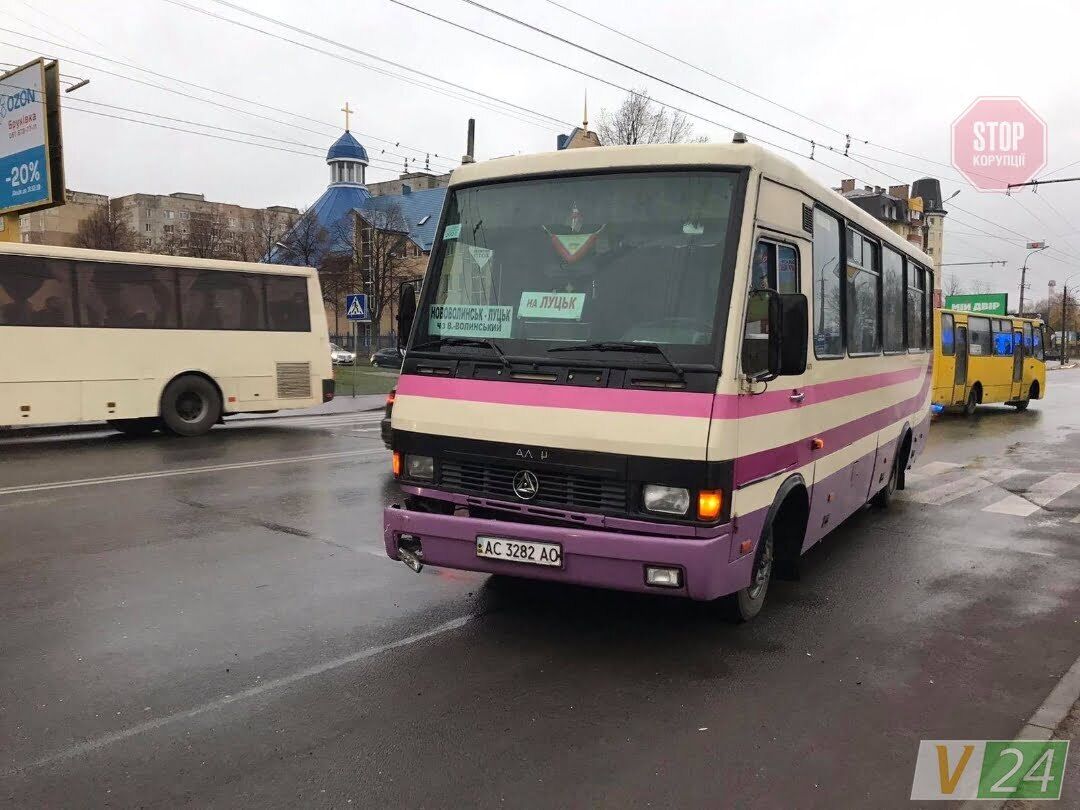 У Луцьку легковик протаранив автобус з людьми (фото)