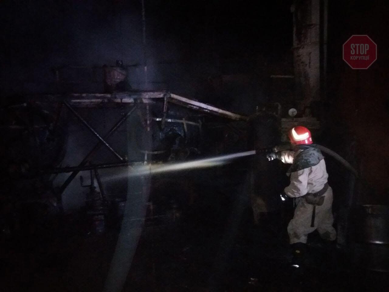 У Запорізькій області ліквідували пожежу, через яку ледь не вибухнуло підприємство (фото)