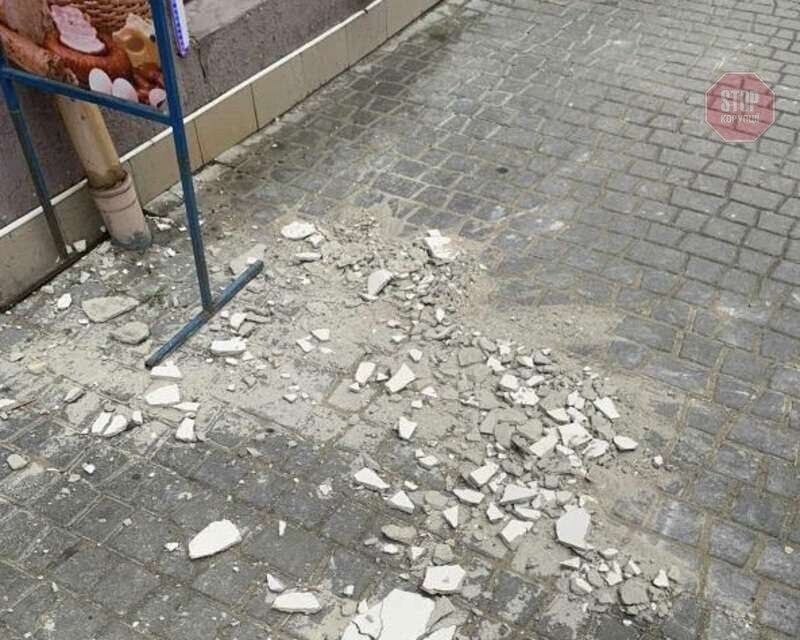З будинку на дівчину впала штукатурка: потерпіла у лікарні (фото)