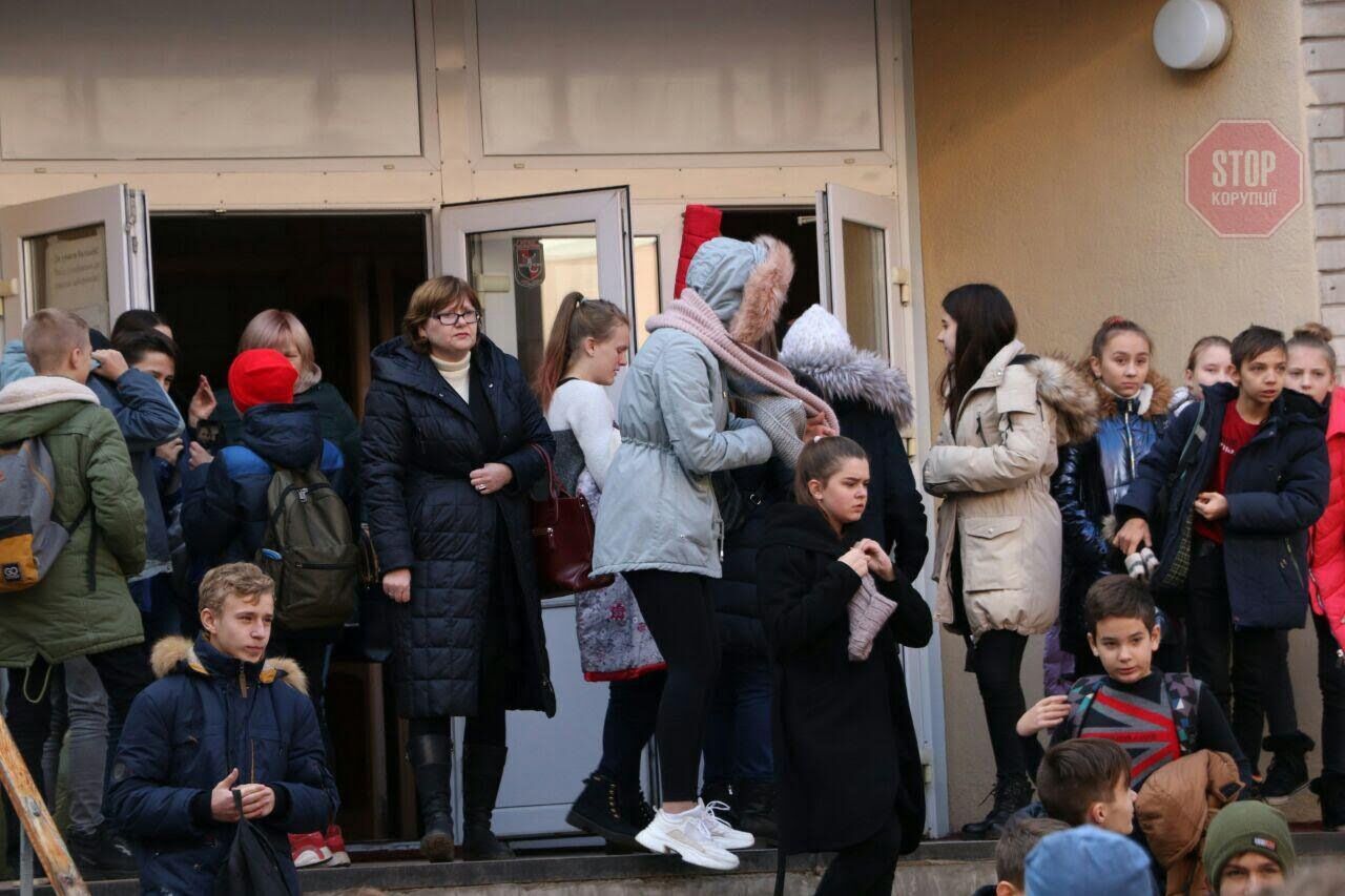 В Дніпрі евакуювали дітей: в трьох школах шукають вибухівку (фото)