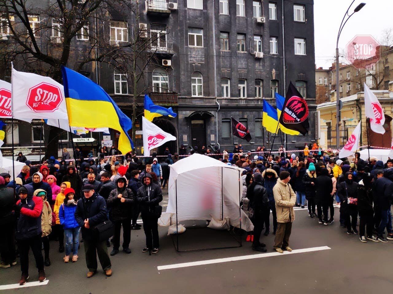 Під НБУ вже третій день тривають протести Фото: СтопКор
