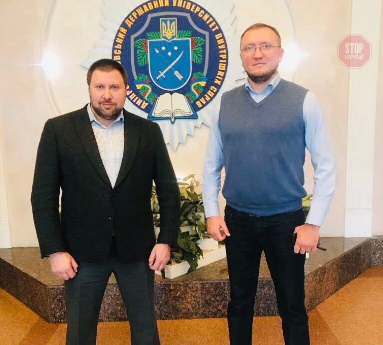  Артем Мирошниченко з головою громради при МВС Володимиром Мартиненком Фото: СтопКор