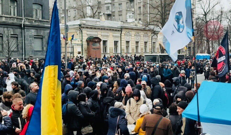  Біля НБУ зібралось близько півтори тисячі людей Фото: СтопКор