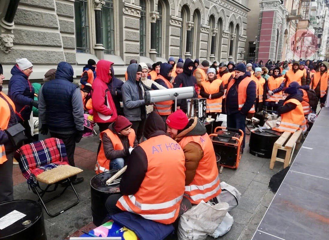  Учора до мітингувальників приєднались працівники підприємств Фото: СтопКор