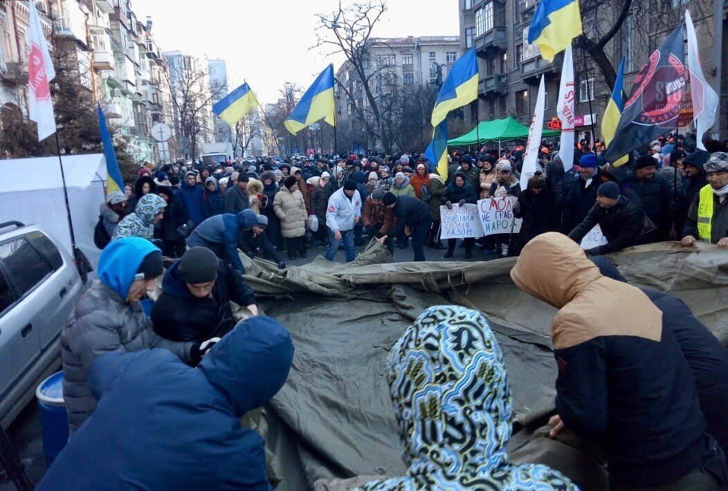  Поліцейські забрали намет активістів Фото: СтопКор