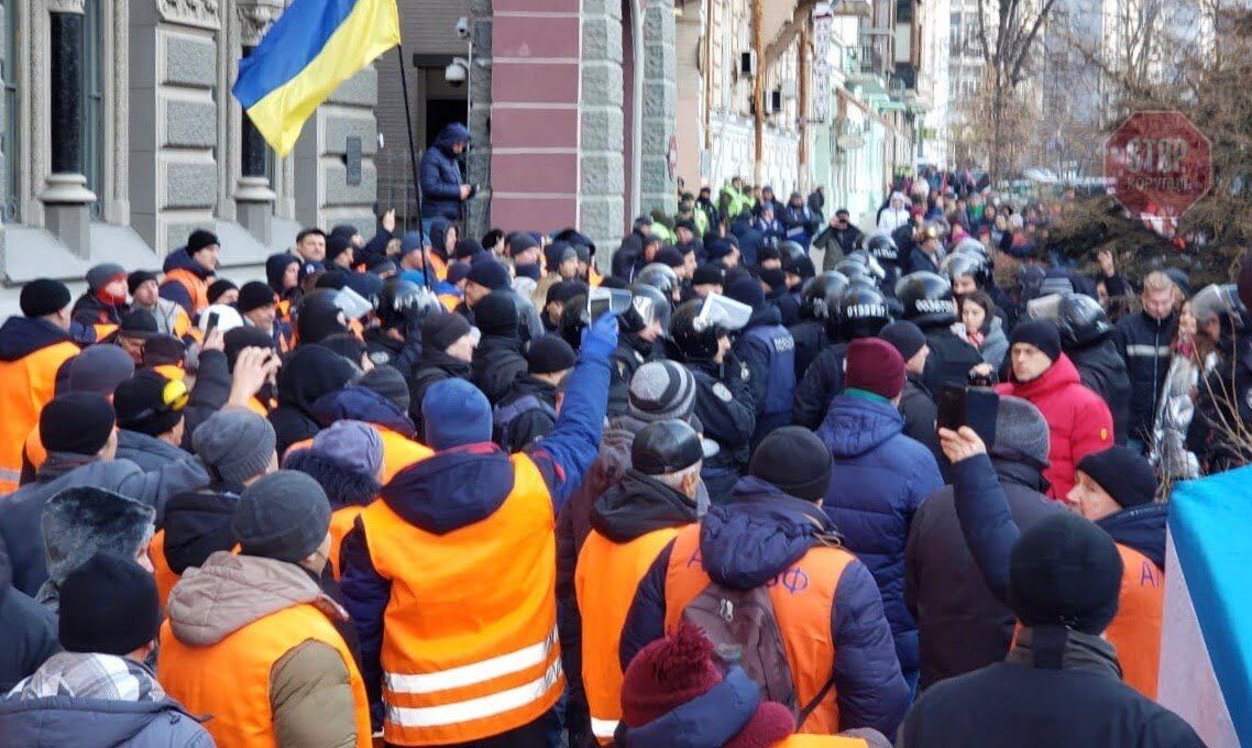  Під НБУ сталась штовханина Фото: СтопКор