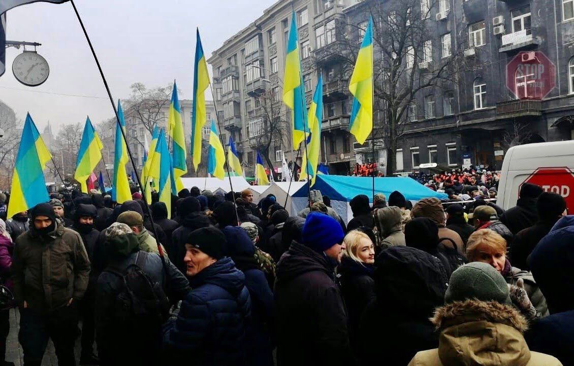  До акції під НБУ приєднались представники Добровольчого Руху ОУН Фото: ''СтопКор''
