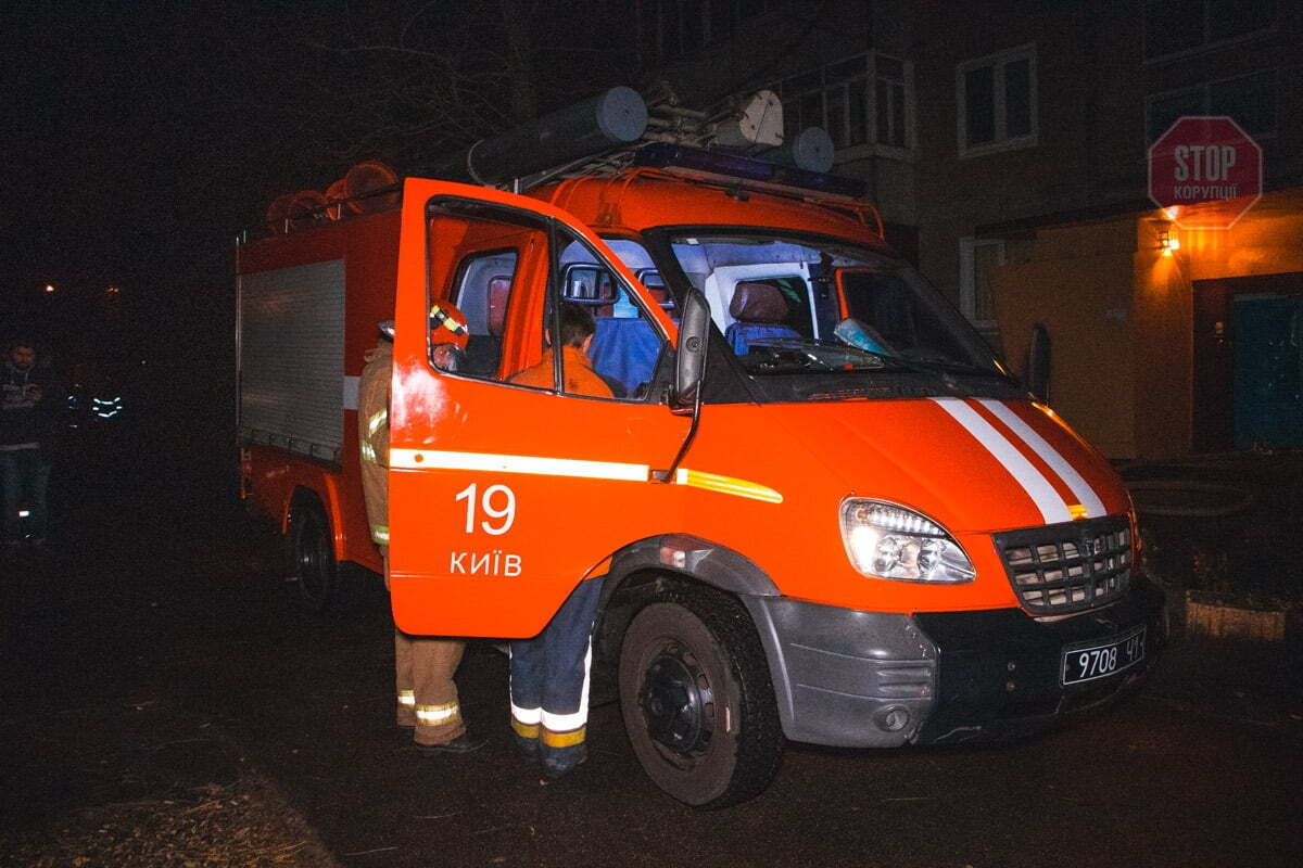 Вночі біля жилої багатоповерхівки в Дніпровському районі столиці загорілась іномарка
