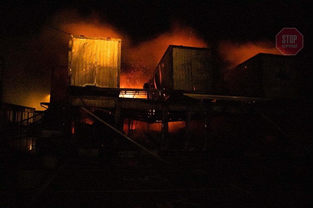 У Києві невідомі влаштували масові підпали магазинів (фото, відео)