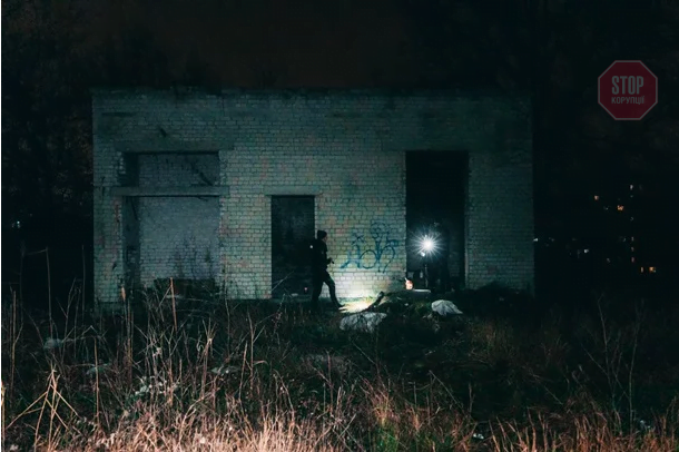 У Дніпрі два трупи лежали в ковдрах біля школи (фото)