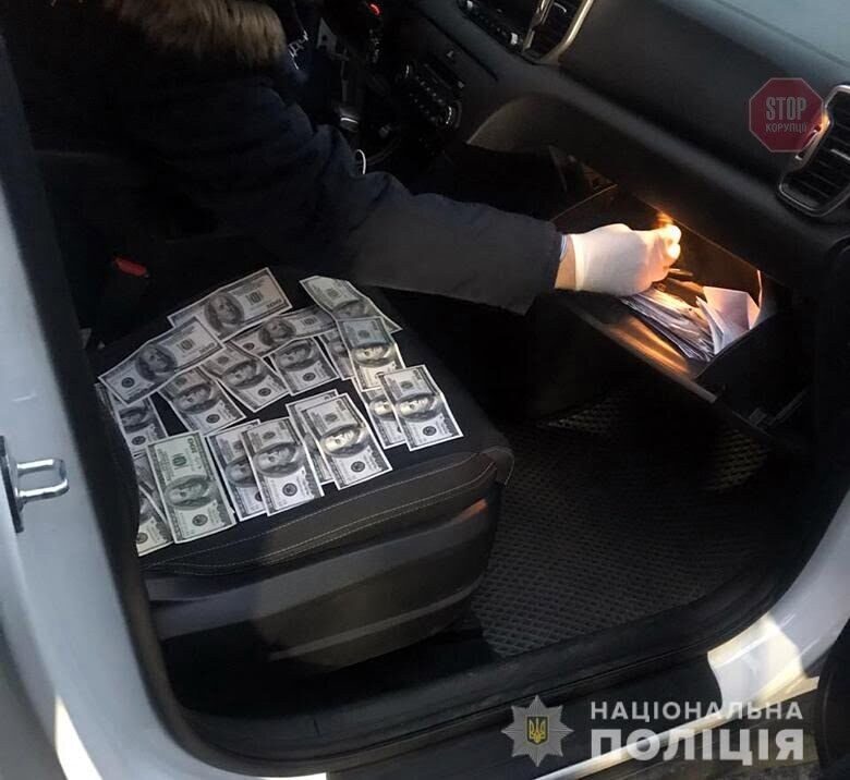 У Києві державного службовця викрили на доларовому хабарі (фото)