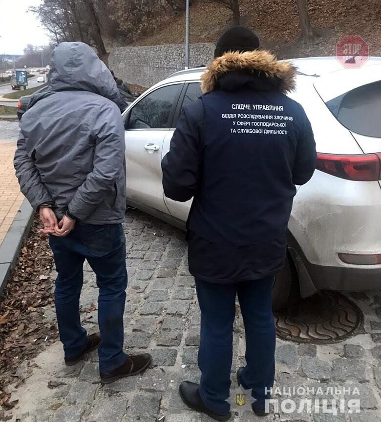 У Києві державного службовця викрили на доларовому хабарі (фото)