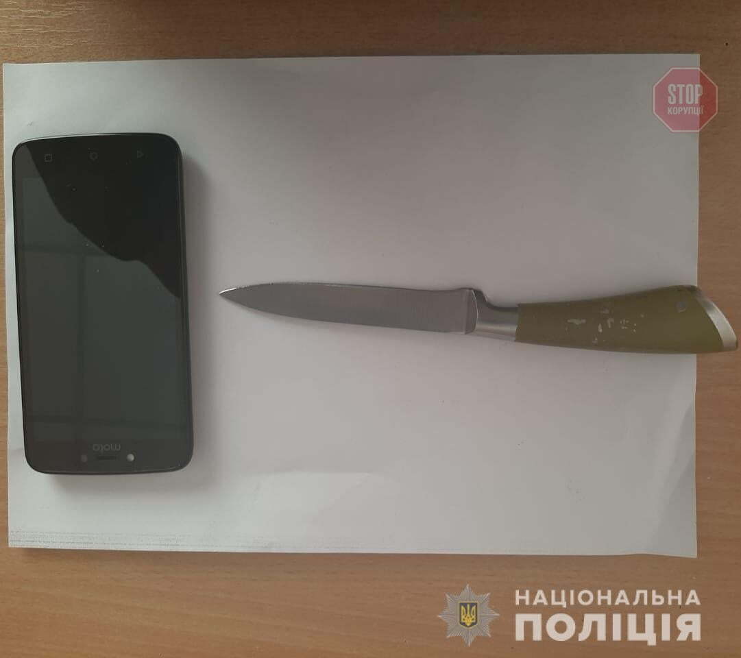Обікрав касу та купив горілку: на Київщині затримали грабіжника з ножем (фото, відео)