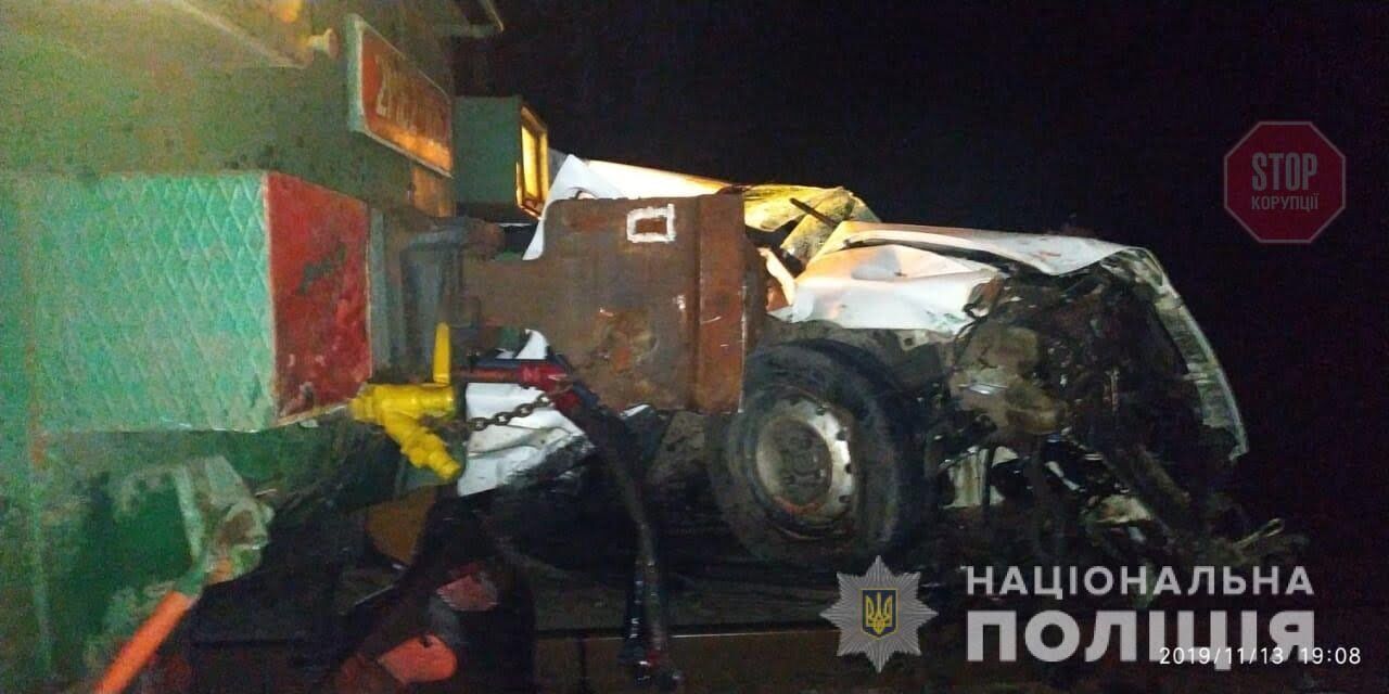 Потяг зіткнувся з легковиком, є потерпіла: на Київщині сталася ДТП (фото)