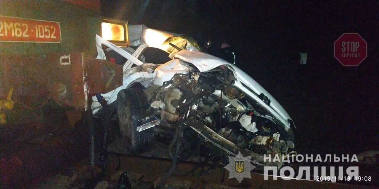Потяг зіткнувся з легковиком, є потерпіла: на Київщині сталася ДТП (фото)