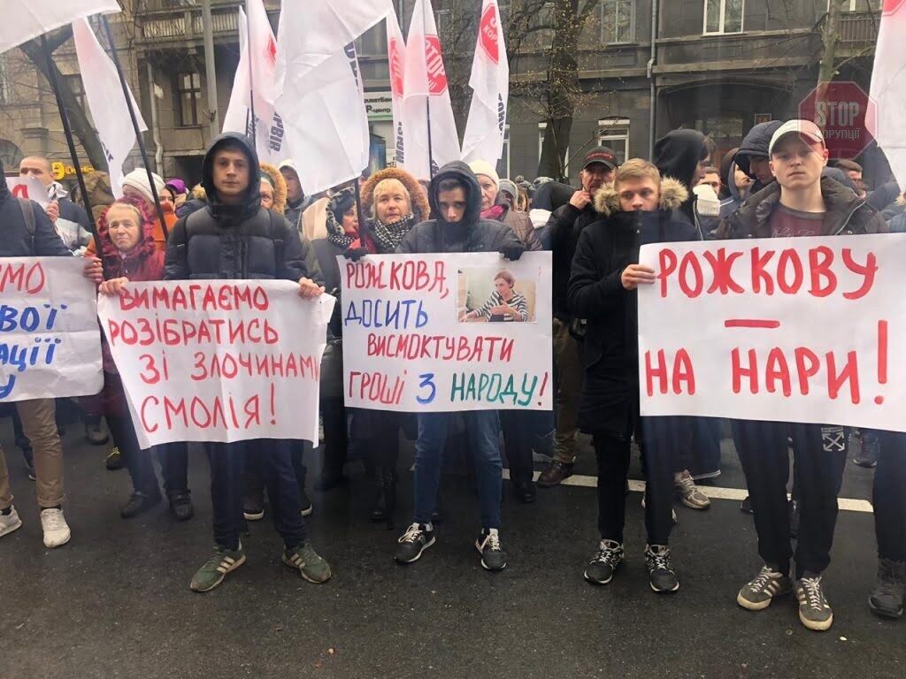  Мітингарі підозрюють Смолія та Рожкову у реалізації корупційних схем в НБУ. Фото: ''СтопКор''