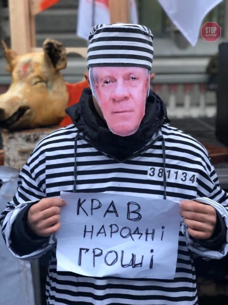  Активісти вимагають притягнути Смолія до відповідальності за покривання корупційних схем. Фото: ''СтопКор''