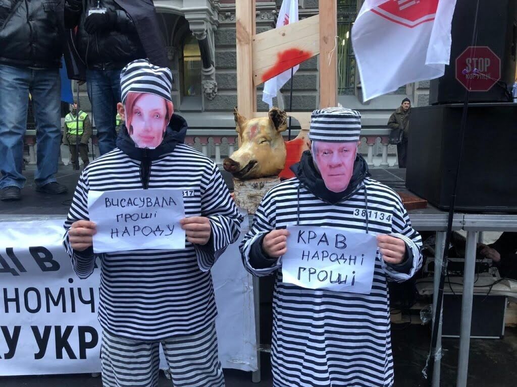  Яків Смолій уникає контакту з активістами та медійниками. Фото: ''СтопКор''