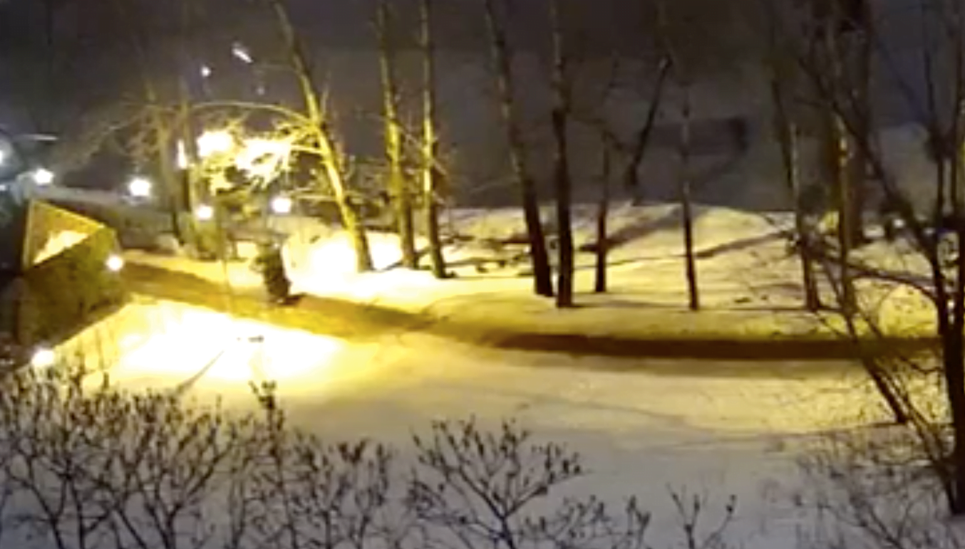 Дивились, як тонула, і знімали на смартфони: у Запорізькій області через байдужість дорослих дитина ледь не загинула під кригою