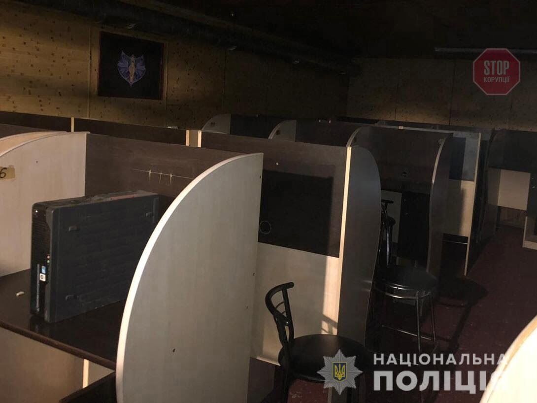 “Ні” гральному бізнесу: на Закарпатті правоохоронці припинили роботу трьох гральних закладів (фото)