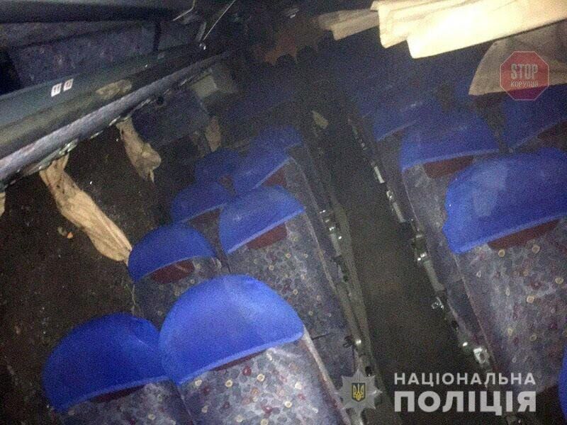 Під Авдіївкою автобус з 50 пасажирами вилетів на узбіччя і перекинувся – багато постраждалих (фото)