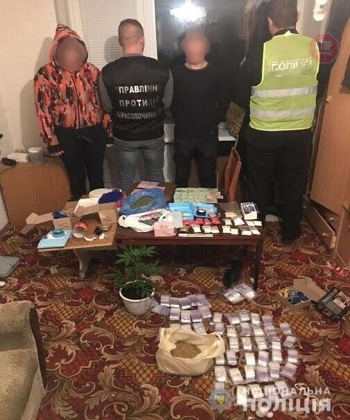 Розповсюджували “важкі” наркотики: на Луганщині правоохоронці затримали групу наркодилерів (фото)