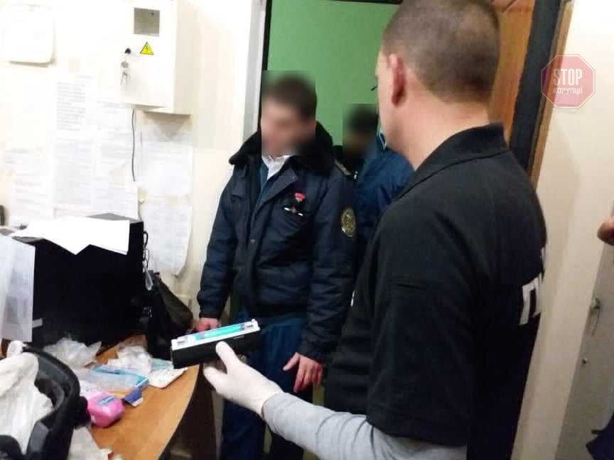 Одеський митник вимагав доларовий хабар у громадянина Туреччини (фото)