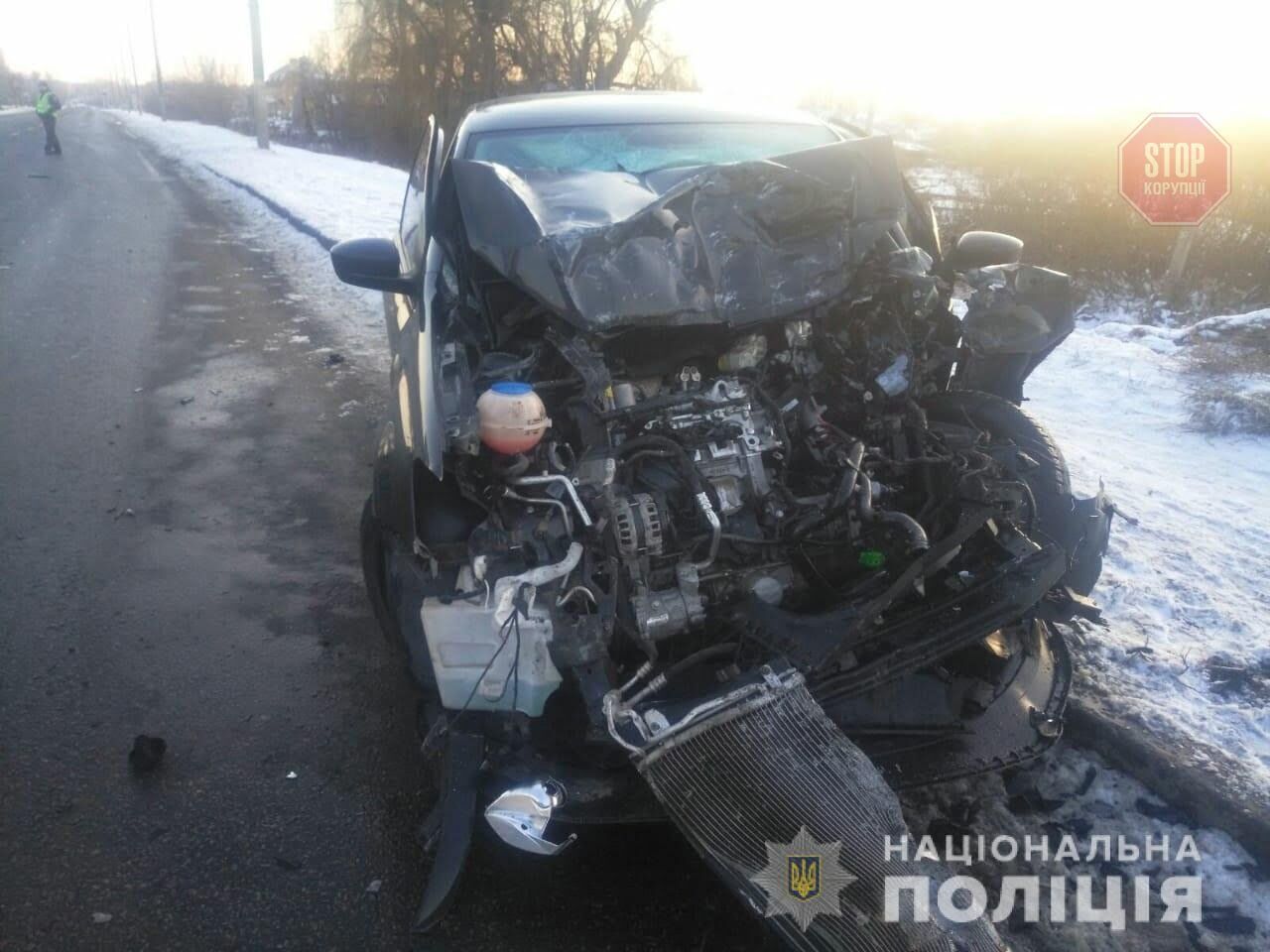 На Харківщині сталася ДТП: легковик зіткнувся з вантажівкою, є поранені (фото)