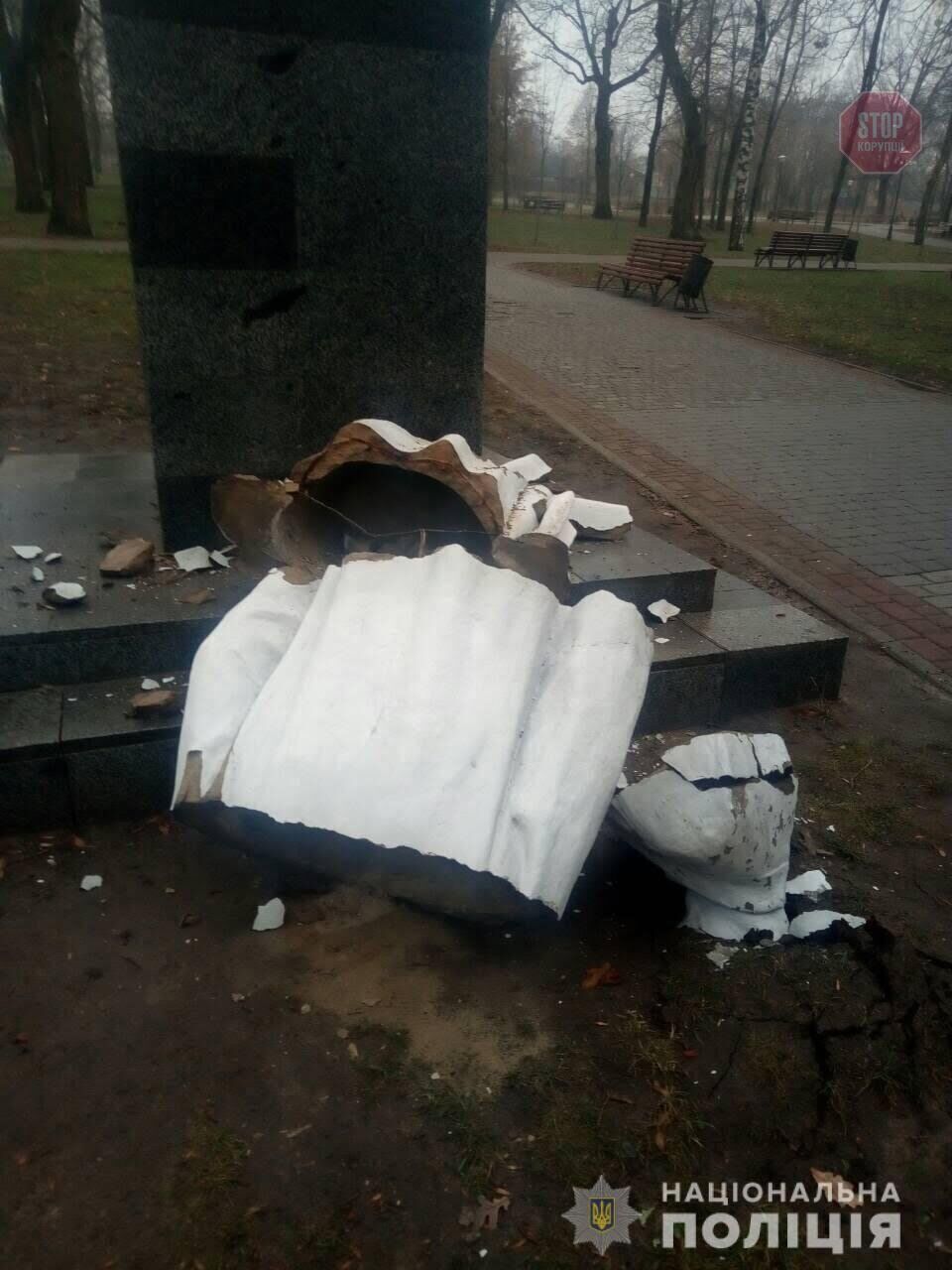 У Харкові невідомі розбили пам'ятник радянському письменнику (фото)