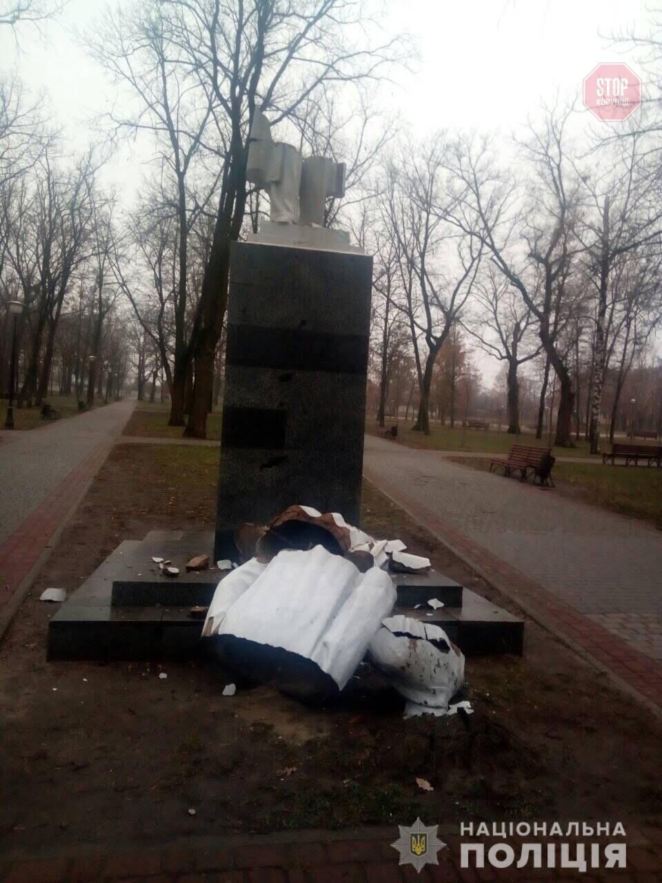 У Харкові невідомі розбили пам'ятник радянському письменнику (фото)
