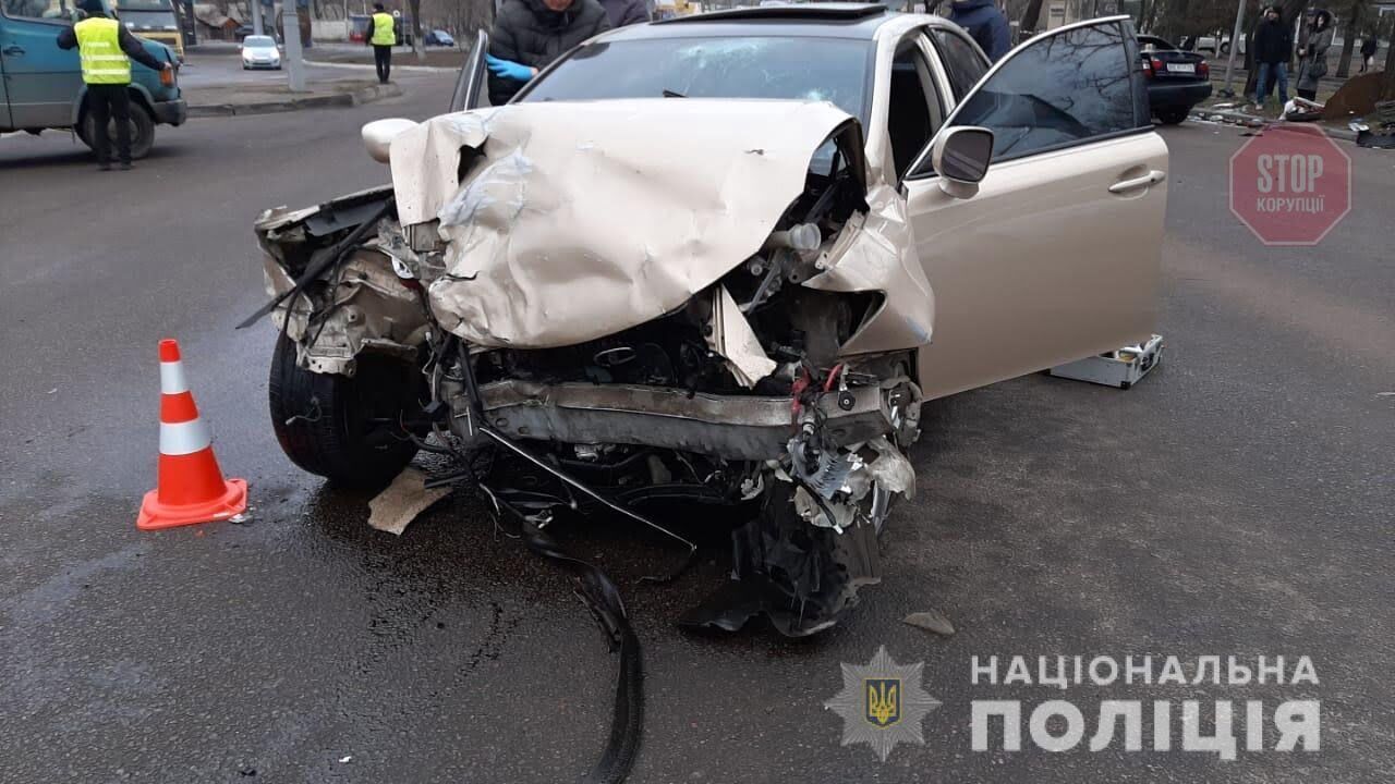 У Миколаєві Lexus влетів в таксі, двоє загиблих (фото)