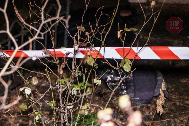 У Києві чоловік розбився при падінні з вікна (фото)