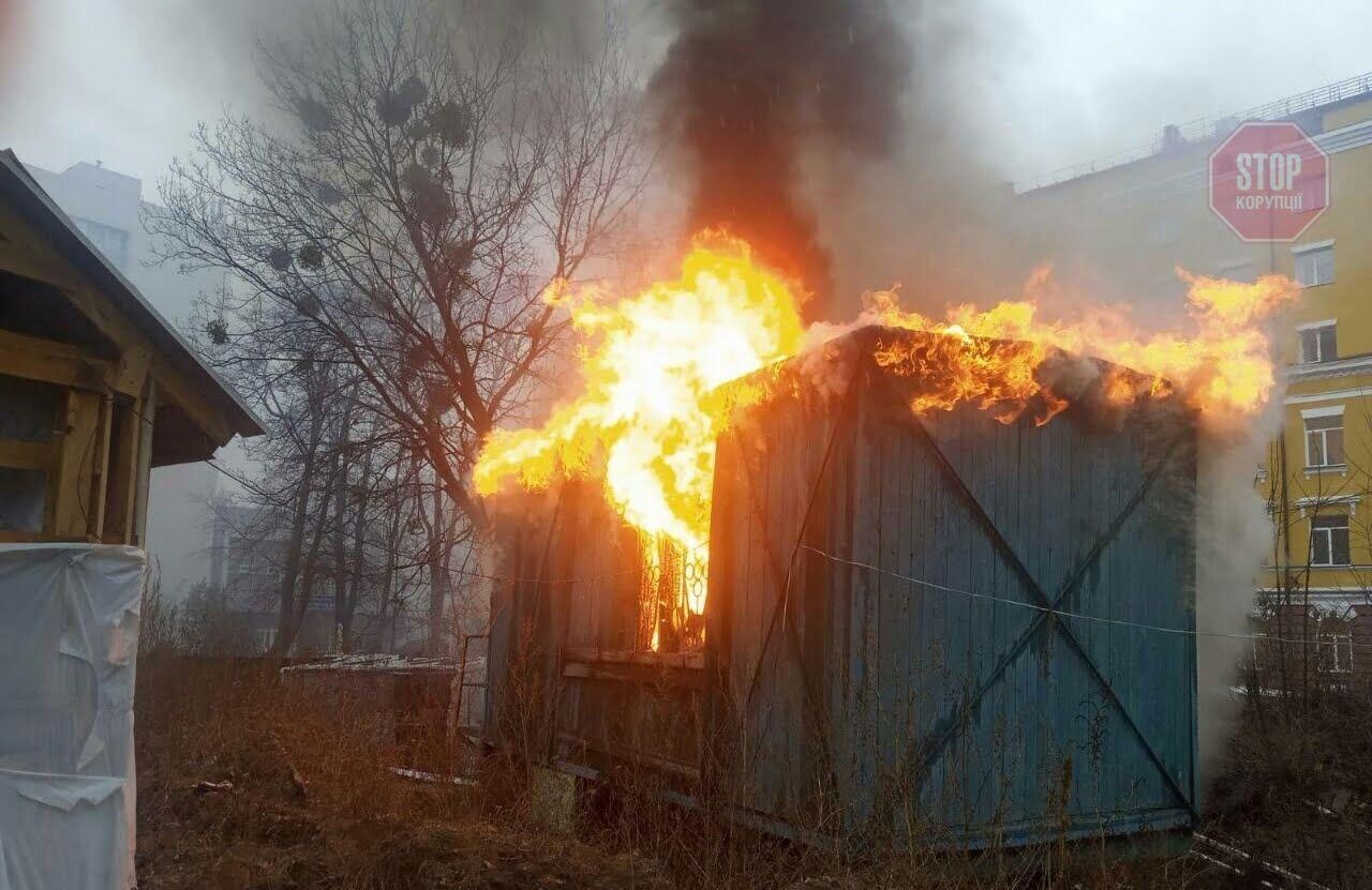 У столиці території одного з інститутів загорівся причеп: що відомо (фото)