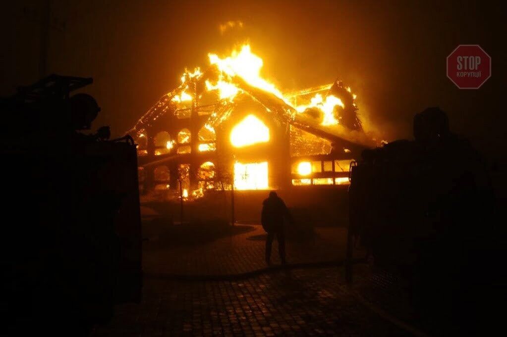 На Дніпропетровщині згорів ресторан (фото, відео)