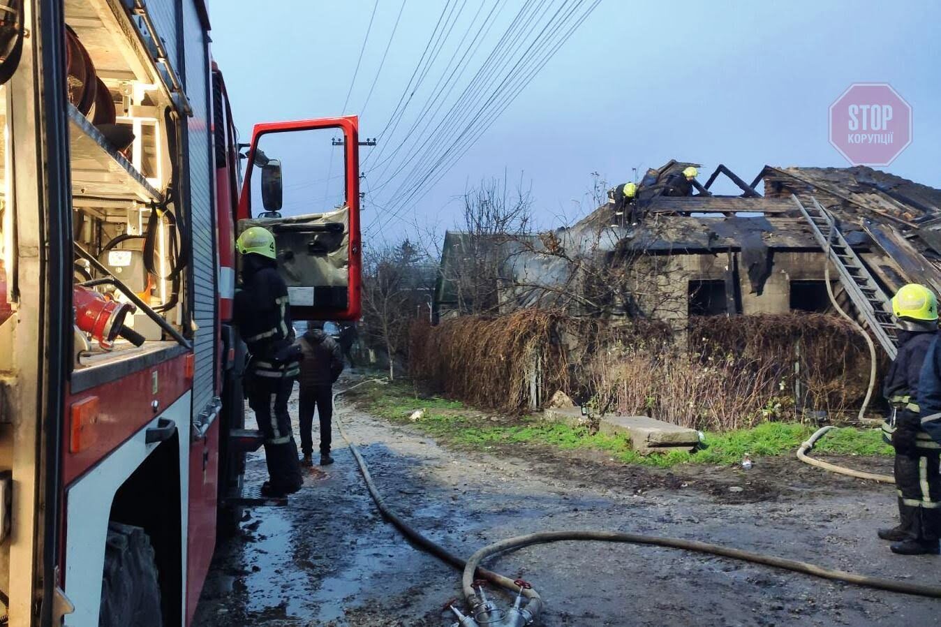 У Запоріжжі під час пожежі у приватному будинку загинула жінка та малолітня дитина (фото)