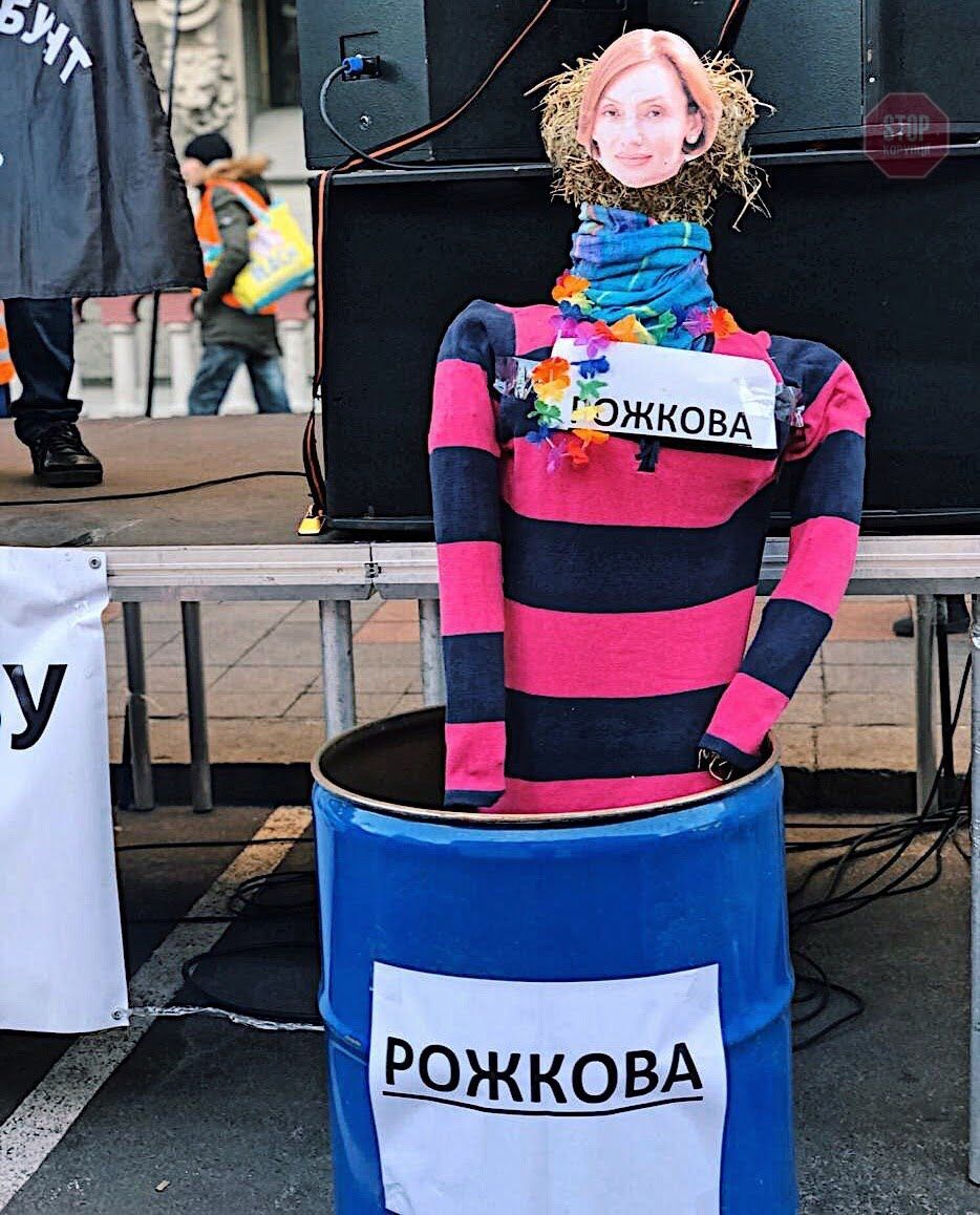  Катерина Рожкова у ''бочці ганьби''Фото: ''СтопКор''